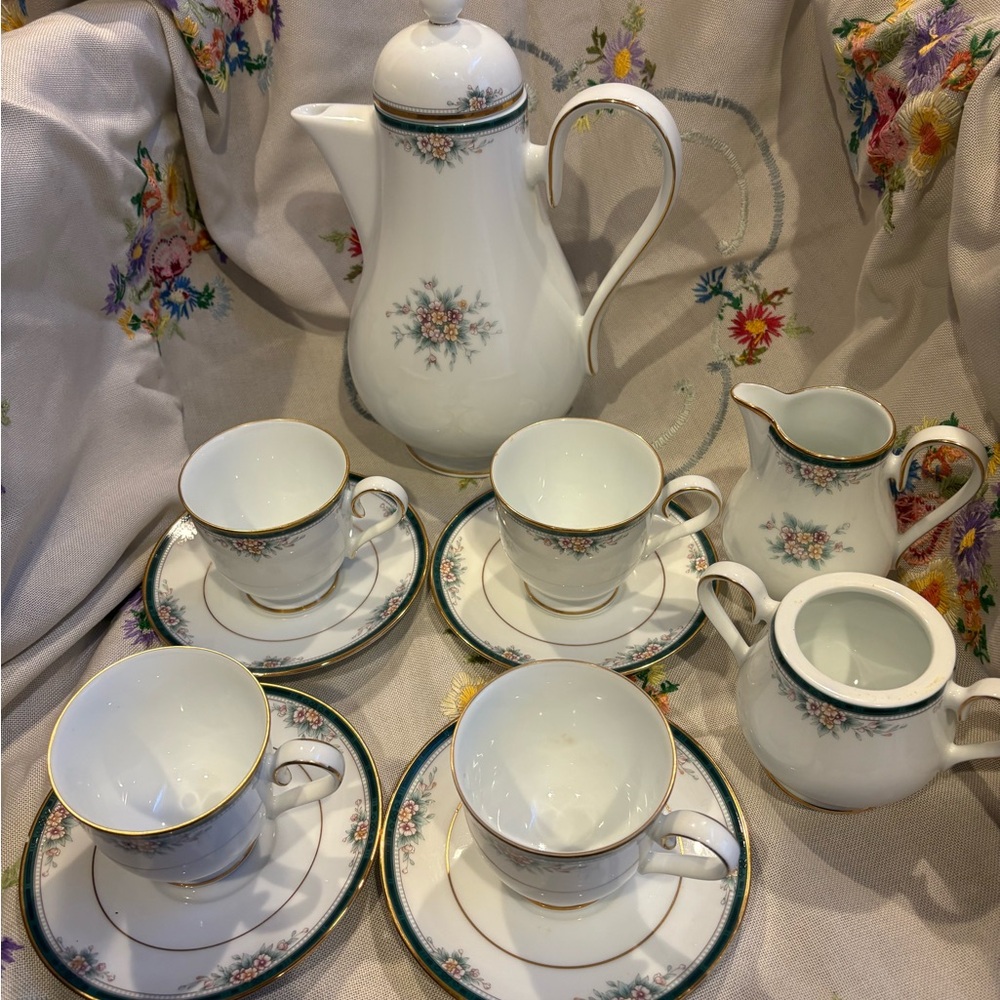 Elegant Floral Porcelain 🫖 tea ☕️ Set. Noritake. 20 pieces altogether.